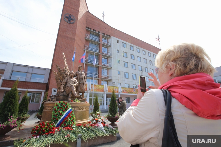 Памятник военным медикам. Госпиталь ветеранов войн. Екатеринбург, госпиталь ветеранов войн