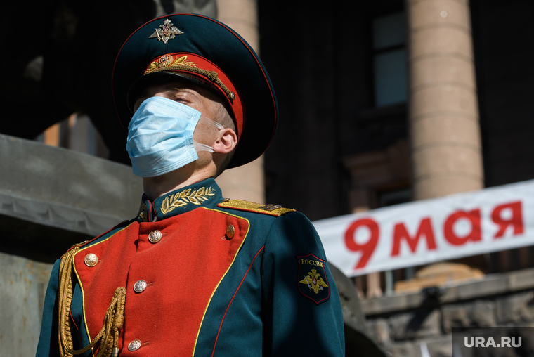 Торжественное возложение цветов к памятнику Жукову возле Штаба ЦВО. Екатеринбург, военные, гвардеец, медицинская маска, день победы, почетный караул, covid19, коронавирус, военный в маске, 9мая