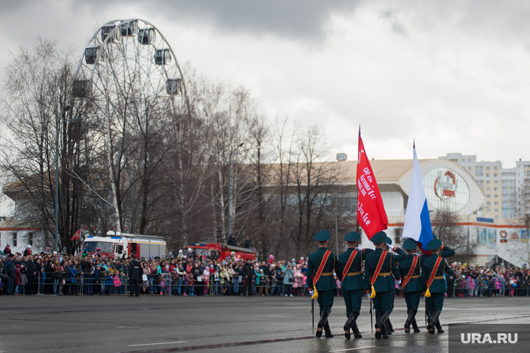 Военный парад, посвященный 73-й годовщине победы в Великой Отечественной войне. Свердловская область, Верхняя Пышма, колесо обозрения, знаменная группа, верхняя пышма, знамя победы, день победы, знаменосцы