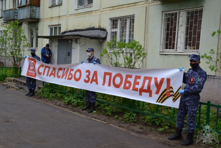 Для ветерана Александра Хмелевского провели парад Победы у него под балконом