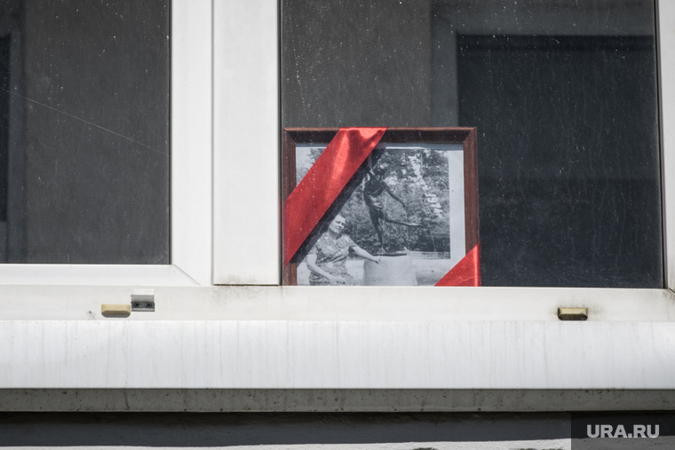 Сороковой день вынужденных выходных из-за ситуации с распространением коронавирусной инфекции CoVID-19. Екатеринбург, бессмертный полк, портрет в окне, акция окна памяти
