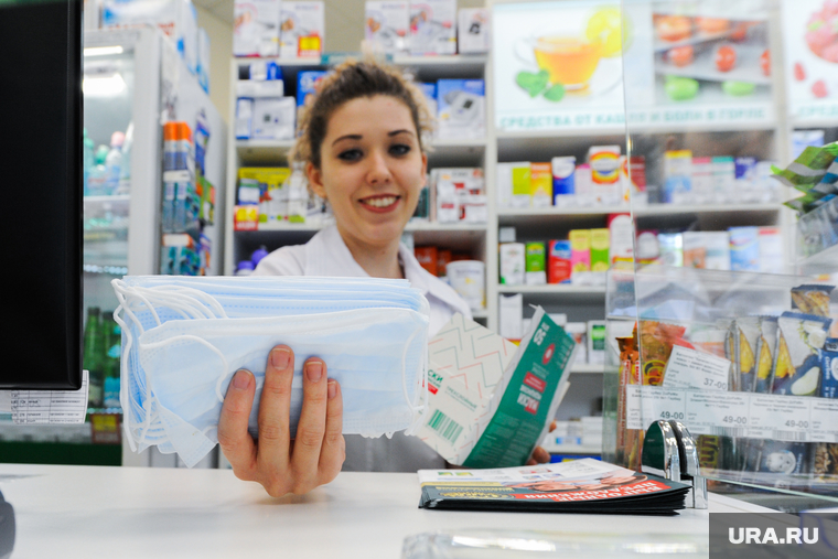 Продажа противовирусных препаратов и медицинских масок в аптеке. Челябинск, аптека, лекарства, фармацевт, маска медицинская