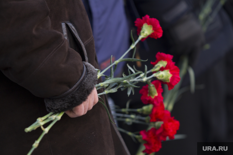Возложение цветов к памятнику Ельцину в день его рождения. Екатеринбург, гвоздики