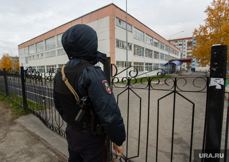 Эвакуация 18 школы после обнаружения предмета похожего на взрывное устройство. Сургут, эвакуация, автоматчик, минирование, полиция, оцепление, школа18, полицейский с автоматом, бомба в школе