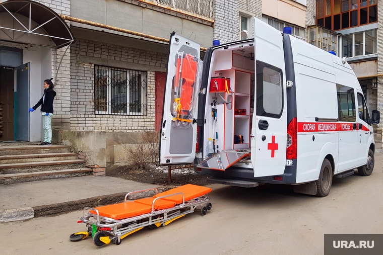 Город во время полной самоизоляции. Курган , носилки, скорая помощь
