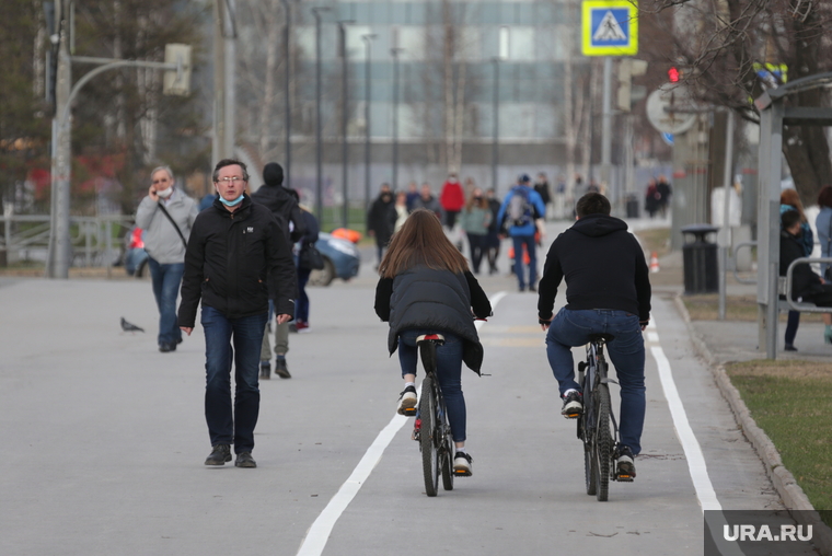 Подборка фотографий в период самоизоляции 28.04.20 в Перми, велодорожка, велосипедист, пешеход в маске