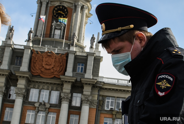 Пятнадцатый день вынужденных выходных из-за ситуации с CoVID-19. Екатеринбург, полиция, проверка документов, маска на лицо, полицейский в маске