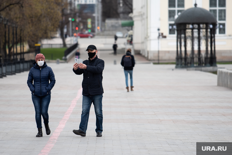 Екатеринбург во время пандемии коронавируса COVID-19, прогулка, селфи, люди в масках, набережная реки исеть, маска на лицо, защитные маски