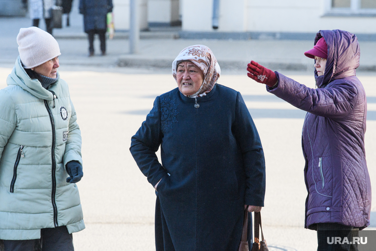 Виды Екатеринбурга, горожане, женщины, холодная погода, разговор на улице