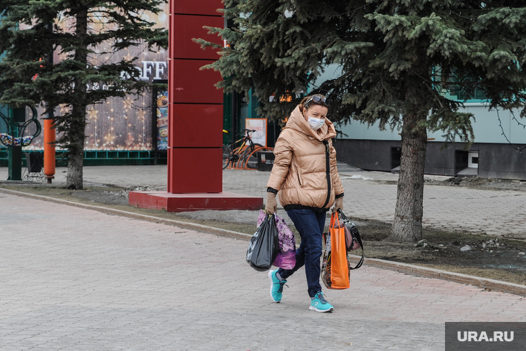 Город во время карантина по коронавирусу. Тюмень
, пешеход, человек в маске
