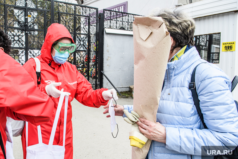 Тридцать второй день вынужденных выходных из-за ситуации с CoVID-19. Екатеринбург, волонтеры, раздача масок