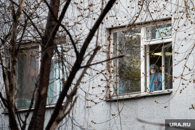 Центральная городская клиническая больница №1 во время пандемии коронавируса COVID-19. Екатеринбург, врач, цгб1, здание, медик, центральная городская клиническая больница1, медицинская одежда