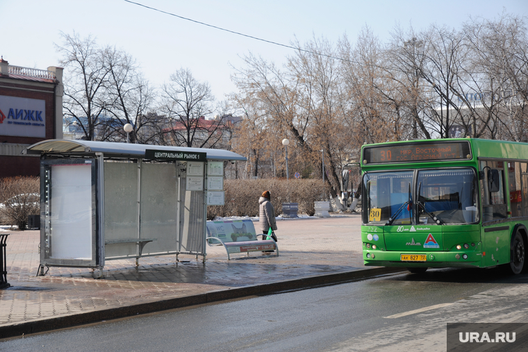 Город во время карантина. Тюмень, автобус, пустая остановка