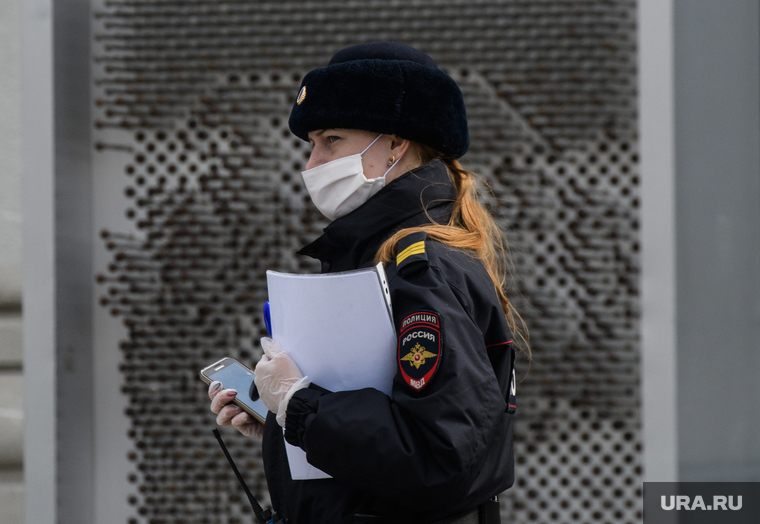 Пятнадцатый день вынужденных выходных из-за ситуации с CoVID-19. Екатеринбург, полиция, город екатеринбург, женщина полицейский, полицейский в маске, женщина в полиции, женщина-полицейский