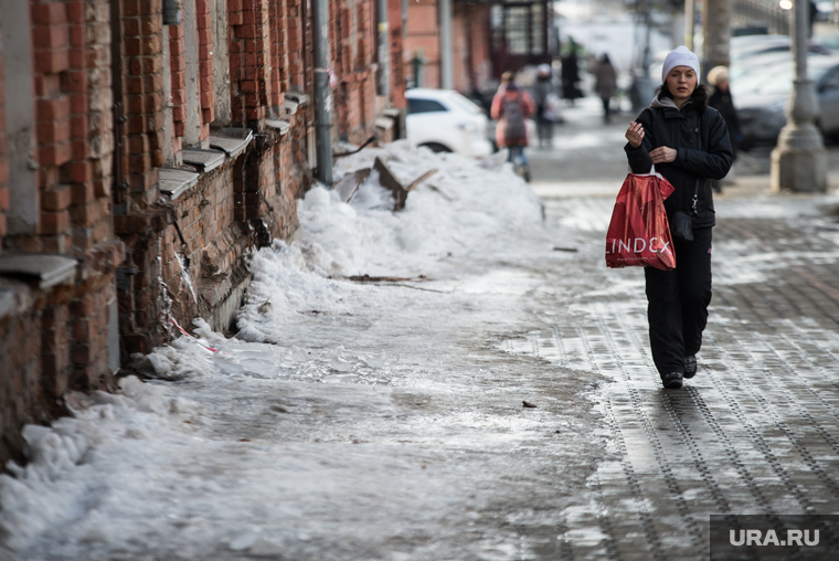 Грязь на начало весны. Екатеринбург, снег на тротуаре, лед