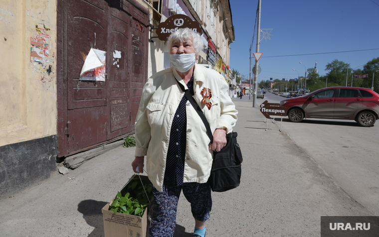 Виды города 9 мая День Победы. Пермь, пенсионерка, рассада, георгиевская лента, медаль, пенсионерка в маске