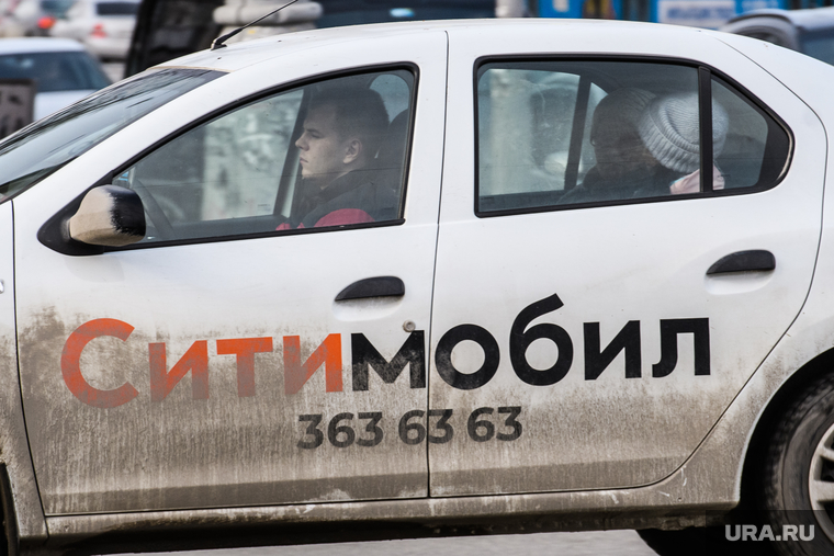 Машины такси на улицах города. Екатеринбург, такси, ситимобил
