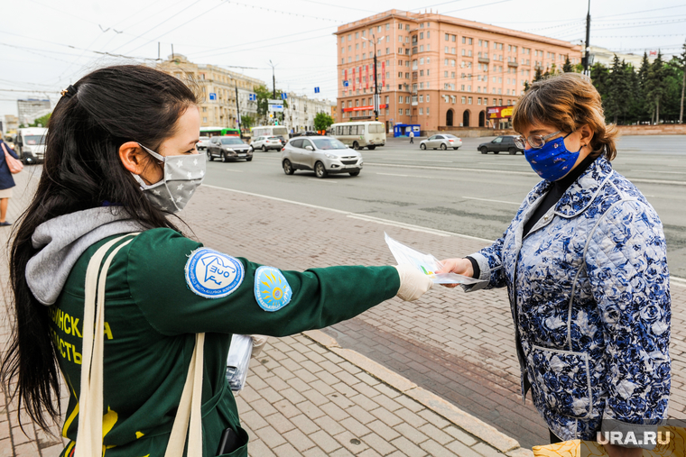 Раздача бесплатных медицинских масок в городском общественном транспорте. Челябинск, эпидемия, остановка общественного транспорта, раздача масок