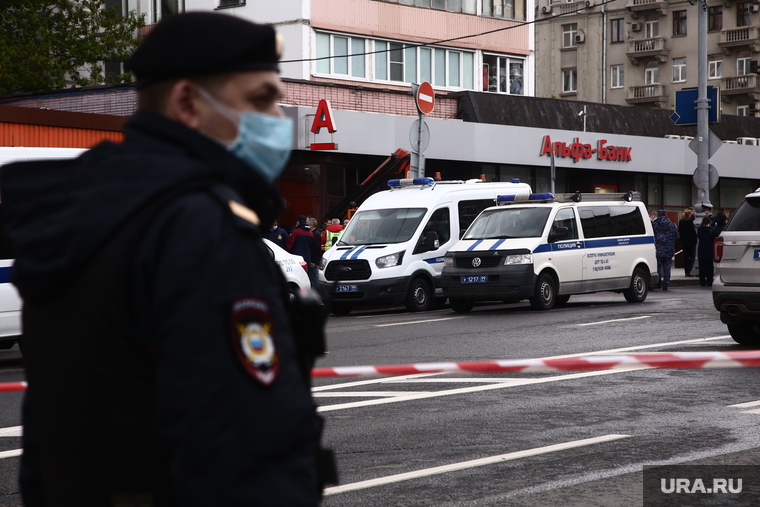 Захват заложников в отделении "Альфа банка" на Земляном валу. Москва