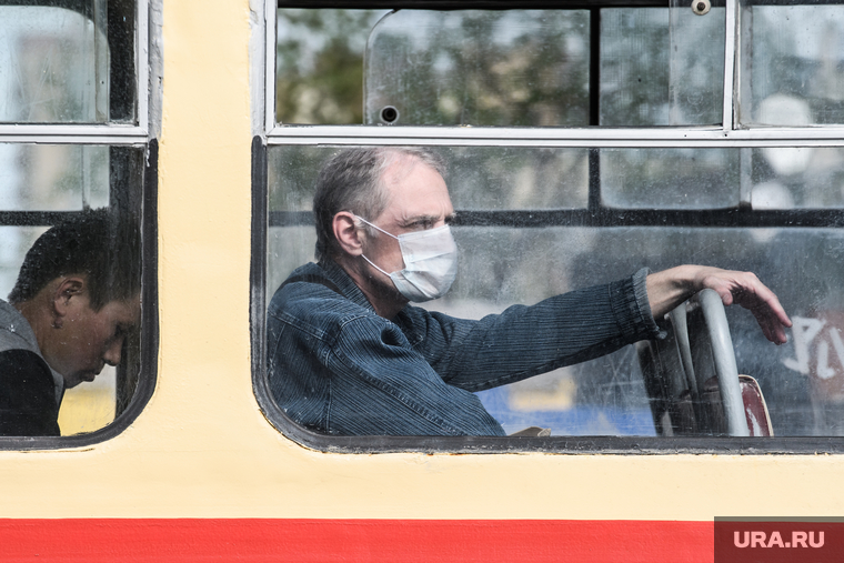 Проверка соблюдения масочного режима водителями. Екатеринбург, трамвай, пассажир в маске