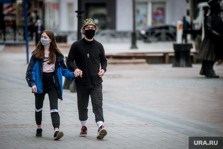 Екатеринбург во время пандемии коронавируса COVID-19, виды екатеринбурга, защитные маски, масочный режим, люди в защитных масках