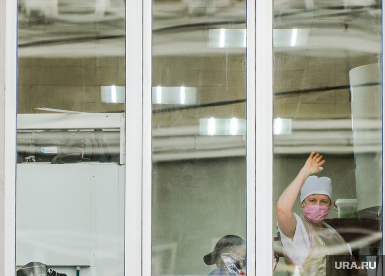 Обстановка в городе во время эпидемии коронавируса. Челябинск, маска, женщина, жест рукой, окно