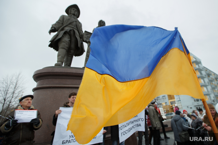 https://s.ura.news/760/images/news/upload/news/433/751/1052433751/31397_Piket_za_mir_u_pamyatnika_Tatishtevu_i_De_Geninu_Ekaterinburg_piket_miting_flag_ukraini_250x0_4597.3072.0.0.jpg
