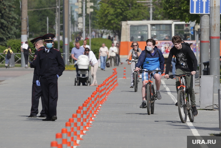 Город в период самоизоляции 27 мая 2020. Пермь, велодорожка, велосипедист в маске, полицейские в масках
