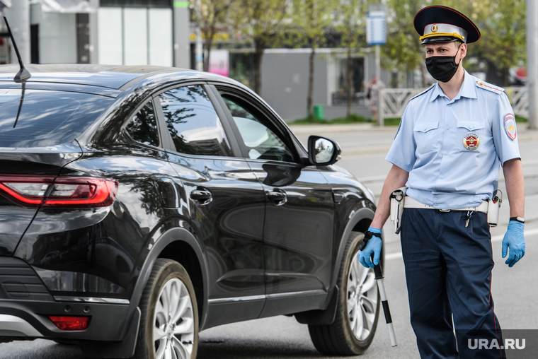 Проверка соблюдения масочного режима водителями. Екатеринбург, полиция, гибдд, дорожно патрульная служба, масочный режим, полицейский в маске