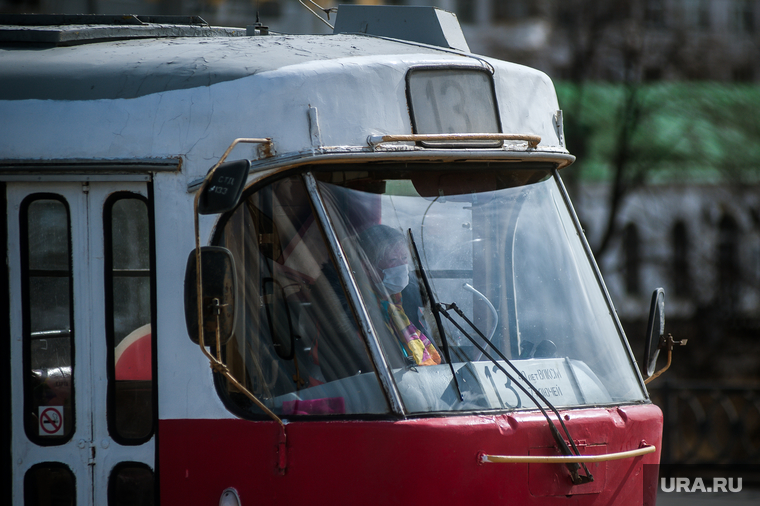 Виды города во время вынужденных выходных из-за ситуации с CoVID-19. Екатеринбург, медицинская маска, екатеринбург , трамвай, пустой город