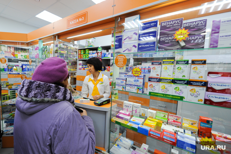 Продажа противовирусных препаратов и медицинских масок в аптеке. Челябинск, аптека, лекарства