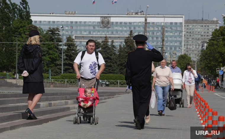 Город в период самоизоляции 27 мая 2020. Пермь, полицейские в масках, пешеход без маски