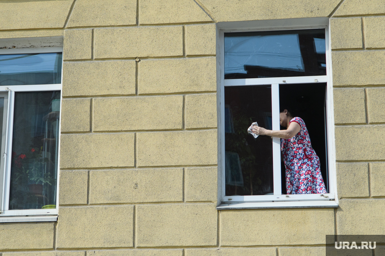 Четырнадцатый день вынужденных выходных из-за ситуации с CoVID-19. Екатеринбург, генеральная уборка, моет окно