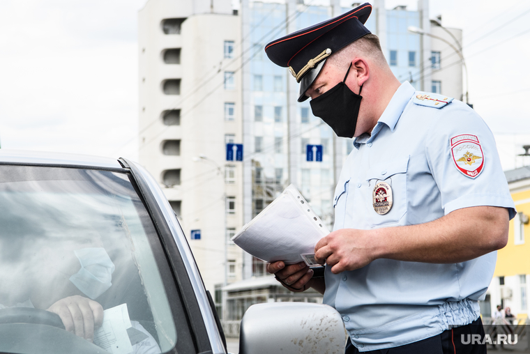 Проверка соблюдения масочного режима водителями. Екатеринбург, проверка на дорогах, проверка документов, масочный режим, проверки на дорогах, полицейский рейд