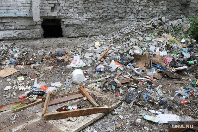 Старые общежития в Кургане, мусор, кирпичи, подвал дома, свалка, помойка