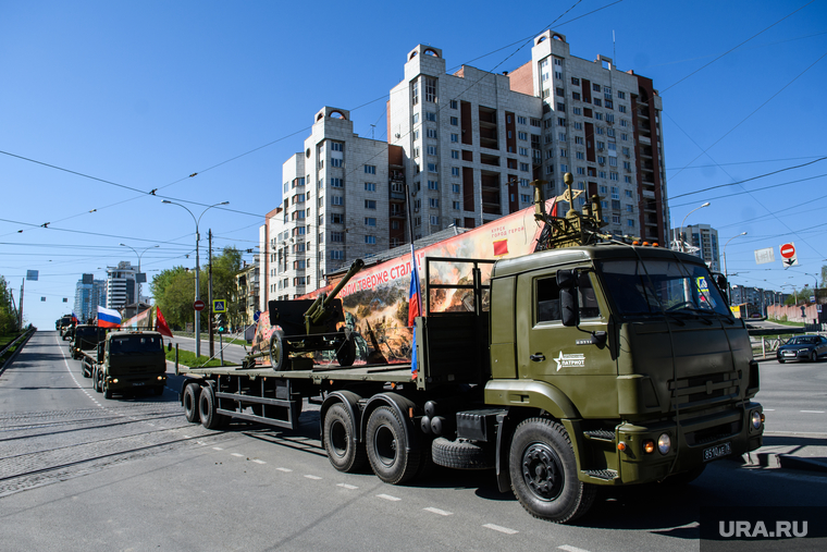 Костюмированная автоколонна и воздушный парад ко Дню Победы. Екатеринбург, военные, платформа, улица московская, день победы, московская горка, 9мая, исторический парад, платформа с артистами