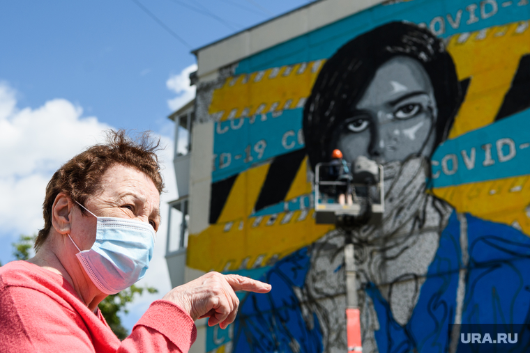 Создание граффити «Виктория». Екатеринбург, пожилая женщина, бабушка, маска на лицо, граффити виктория