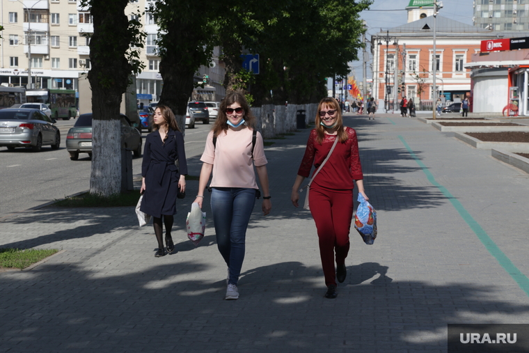 Город в период самоизоляции 27 мая 2020. Пермь, пешеход, пешеход в маске