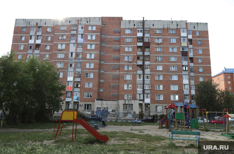 Рейд с активистами ОНФ для первичного осмотра аварийно-опасных участков дорог вблизи образовательных учреждений. Курган, детская площадка, шевелевка, жилой дом, карельцева 117