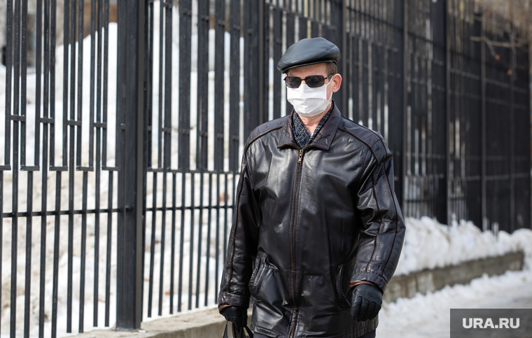 Город во время режима самоизоляции. Сургут, человек в маске от гриппа, медицинская маска, вирус, санитарные нормы