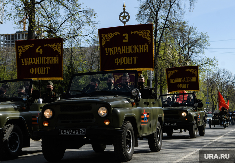Торжественное возложение цветов к памятнику Жукову возле Штаба ЦВО. Екатеринбург, штандарты, день победы, парад