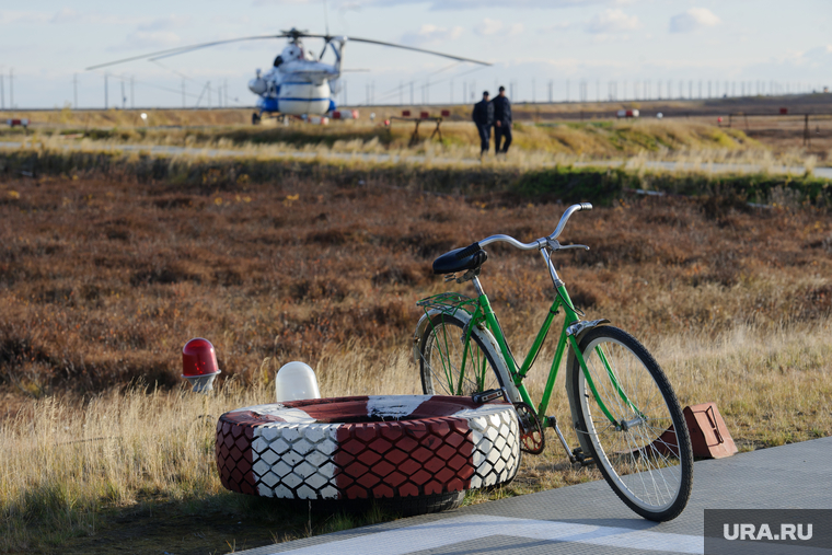 Поселок Тазовский, Новый Уренгой, Ямало-Ненецкий автономный округ, вертолет, велосипед