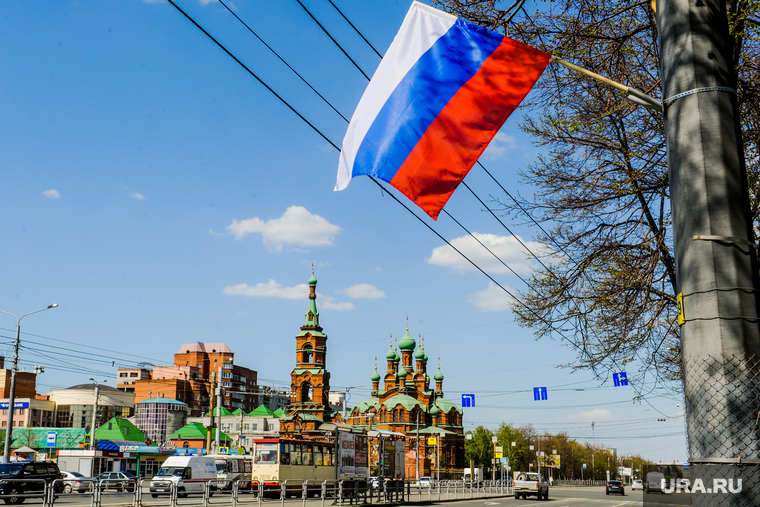 Город в преддверии празднования Дня Победы. Челябинск, флаг россии