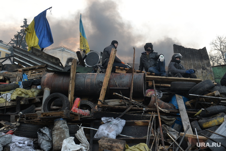 Майдан. Украина.  Киев, флаг украины, майдан, баррикады, беспорядки, революция