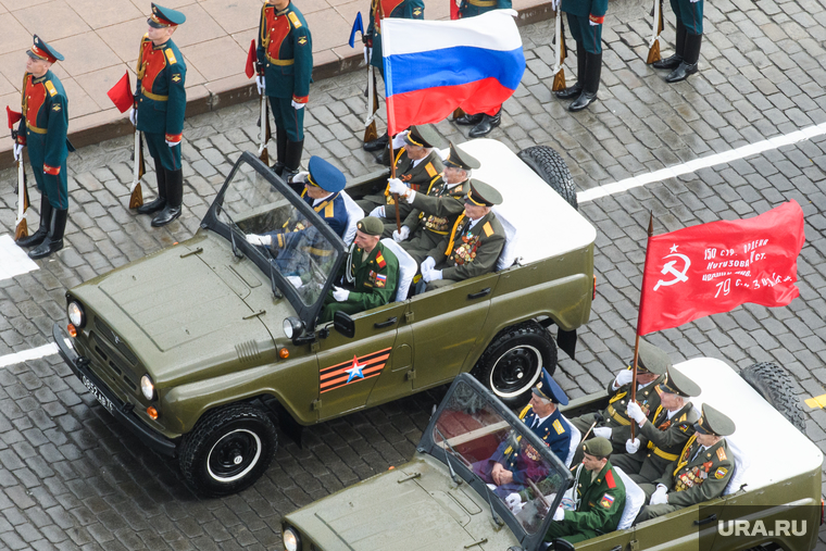 Парад Победы и акция "Бессмертный полк". Екатеринбург, ветеран, парад победы, флаг россии, 9 мая