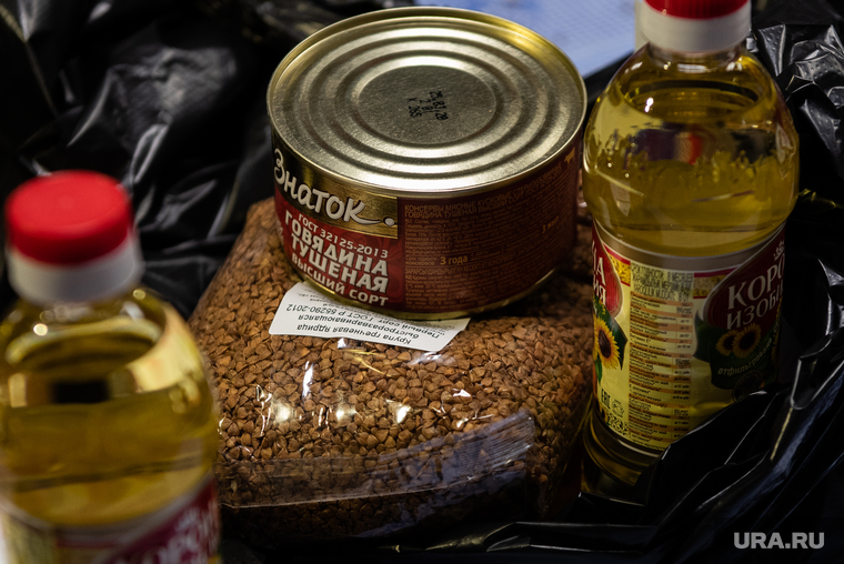 Доставка праздничных продуктовых Пасхальных наборов Православной службой милосердия Екатеринбургской епархии. Екатеринбург, продукты, гуманитарная помощь, гречка, подсолнечное масло, тушенка, еда, прожиточный минимум, гречка с тушенкой, продукты питания, продуктовые наборы