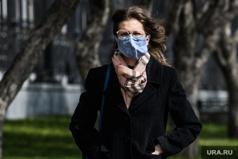 Тридцать третий день вынужденных выходных из-за ситуации с CoVID-19. Екатеринбург, маска на лицо, девушка в маске