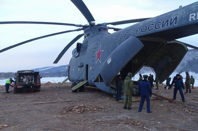Доставка бульдозера ТМ-10 в район обвала горных пород на Бурейском водохранилище, военный вертолет