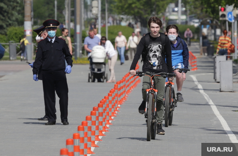 Город в период самоизоляции 27 мая 2020. Пермь, велодоржка, велосипед, велосипедист в маске, полицейские в масках, велосипедист без маски
