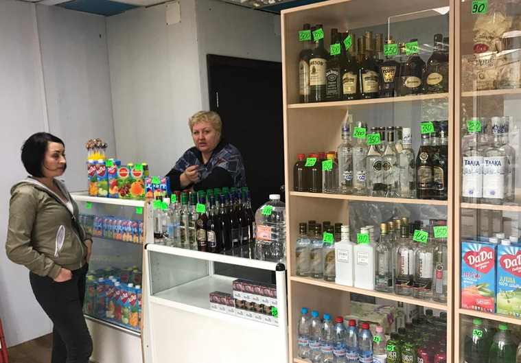 Вместо кредитов в таких киосках продают водку «Хортица» по 150 рублей и коньяк Hennessy за 300 рублей